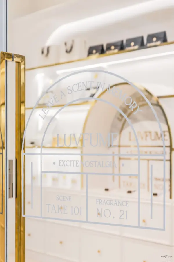 화이트와 골드가 만나는 럭셔리 향수 매장